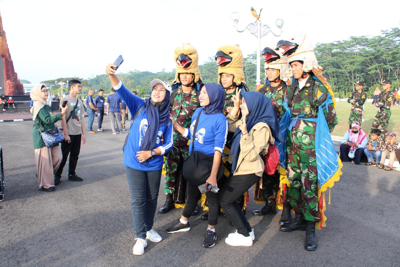 DISPLAY DRUMBAND GITA DIRGANTARA MERIAHKAN TOUR DE CAMPUS AAU