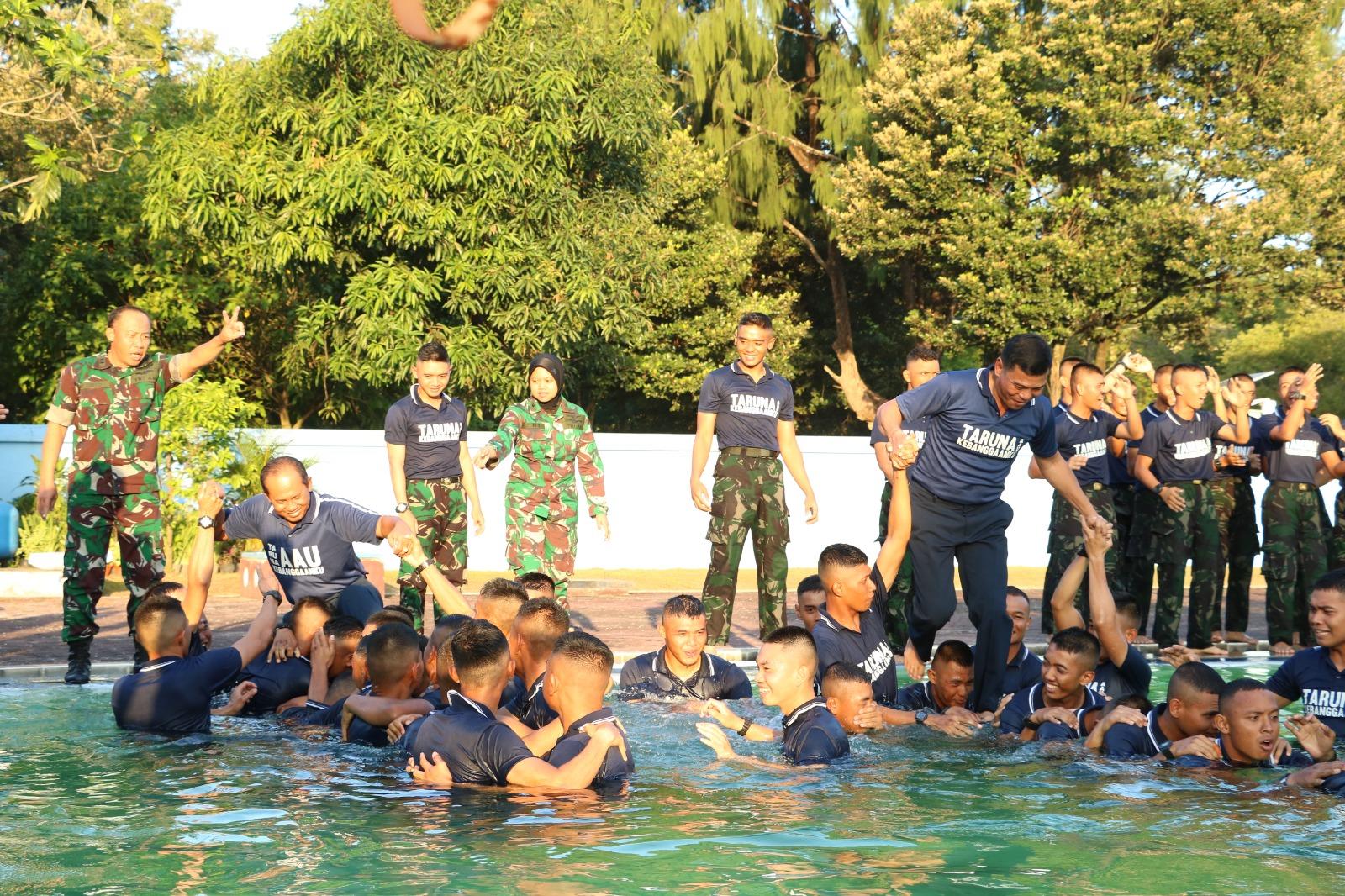 WINGKORPS TARUNA MENGANTAR GUBERNUR AAU DENGAN TRADISI BARU