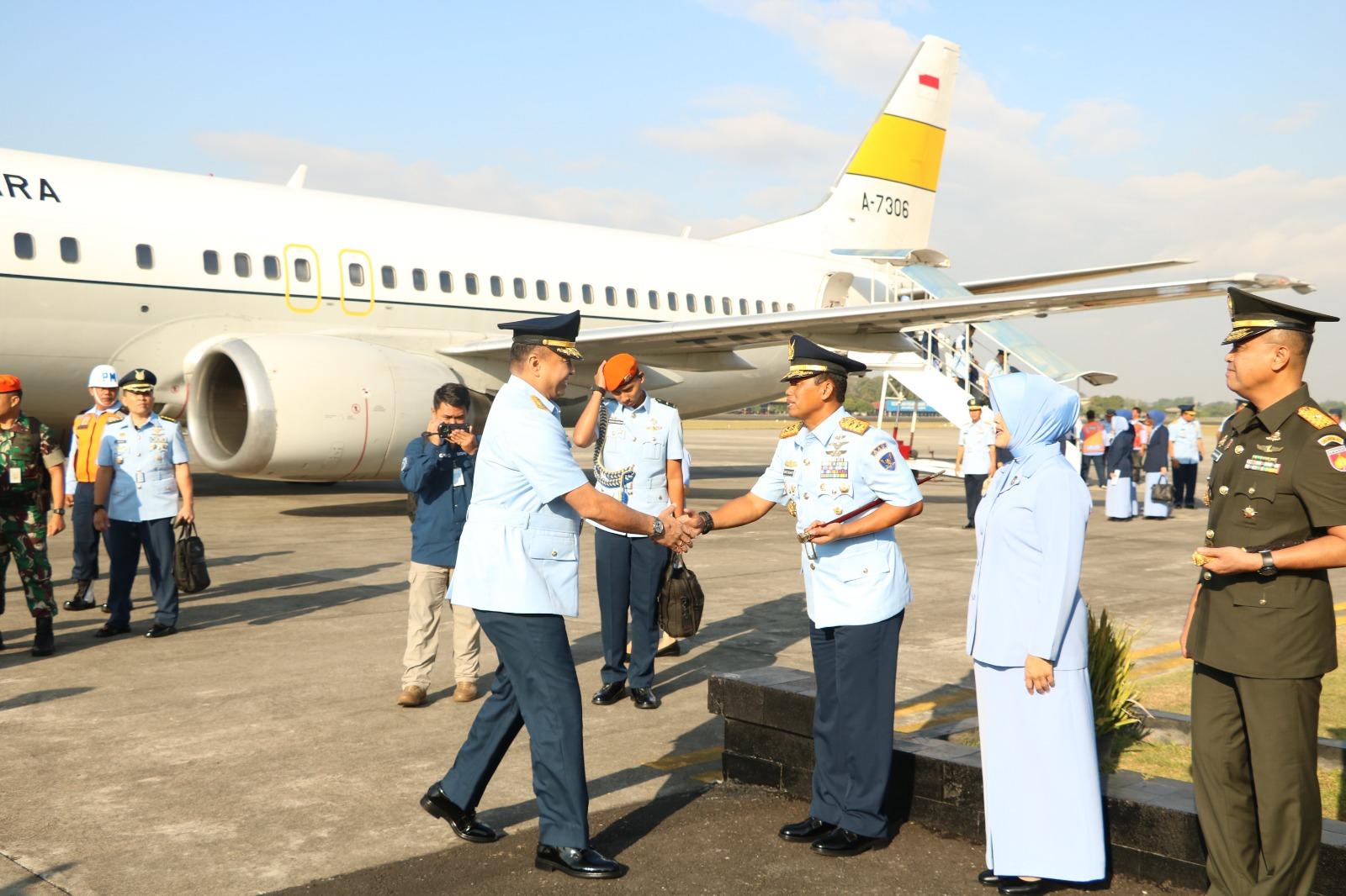 GUBERNUR AAU SAMBUT KEDATANGAN KASAU