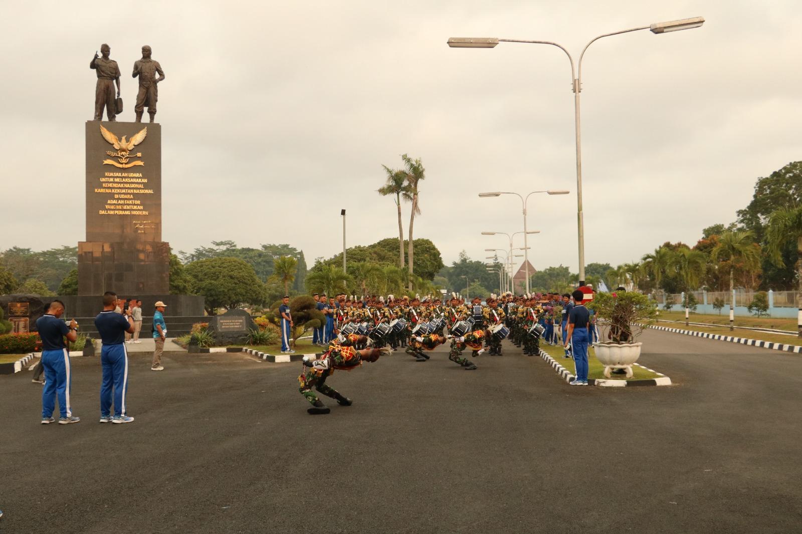DISPLAY DRUMBAND GITA DIRGANTARA MERIAHKAN TOUR DE CAMPUS AAU