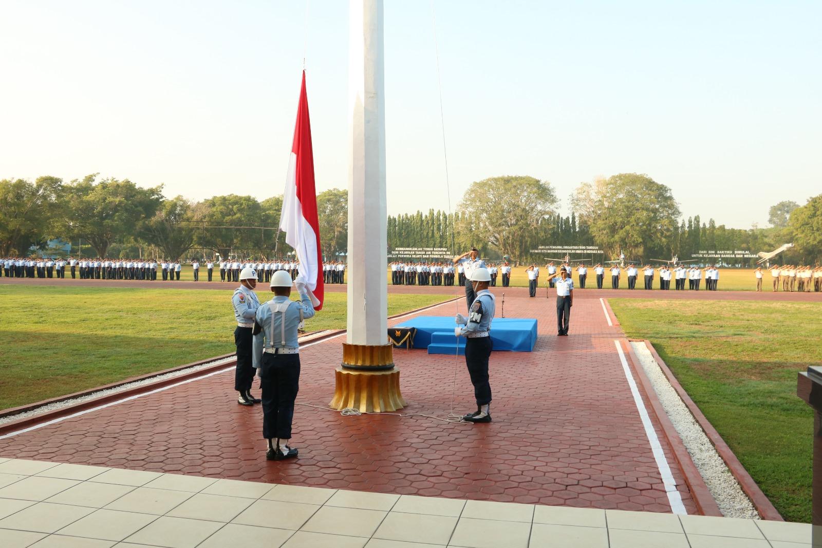 UPACARA BENDERA MINGGUAN UNTUK MEMBANGUN KARAKTER