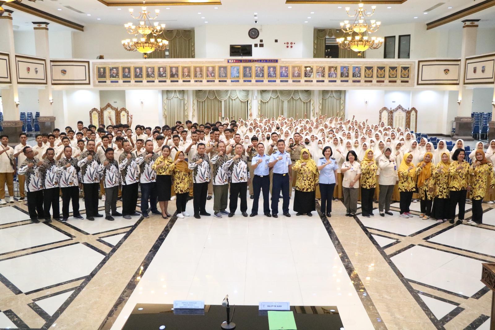 240 SISWA SMA N 1 KENCONG JEMBER JATIM BERKUNJUNG KE AAU