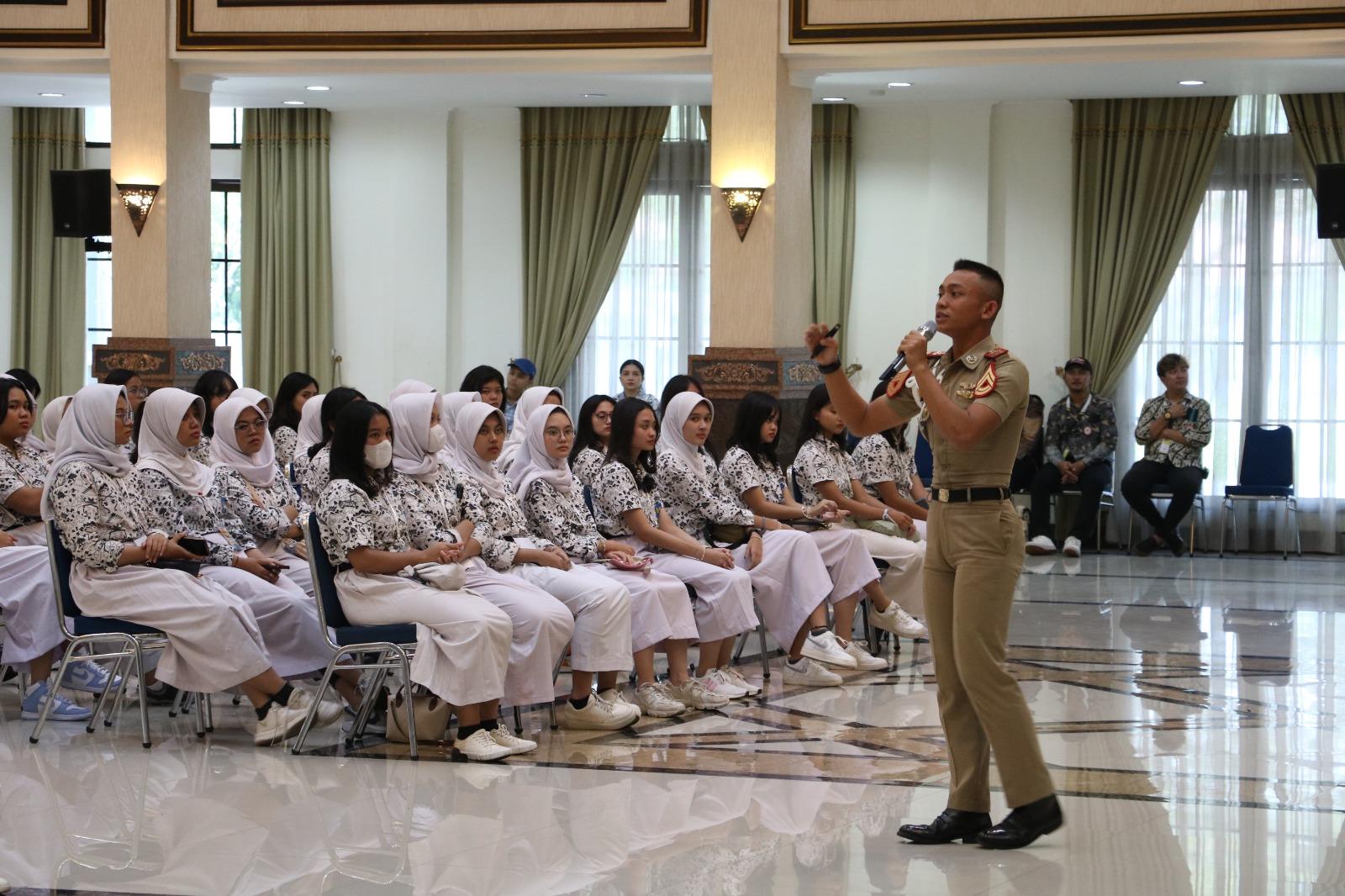 TARUNA AAU BERINTERAKSI DENGAN SISWA-SISWI SMA NEGERI 48 JAKARTA