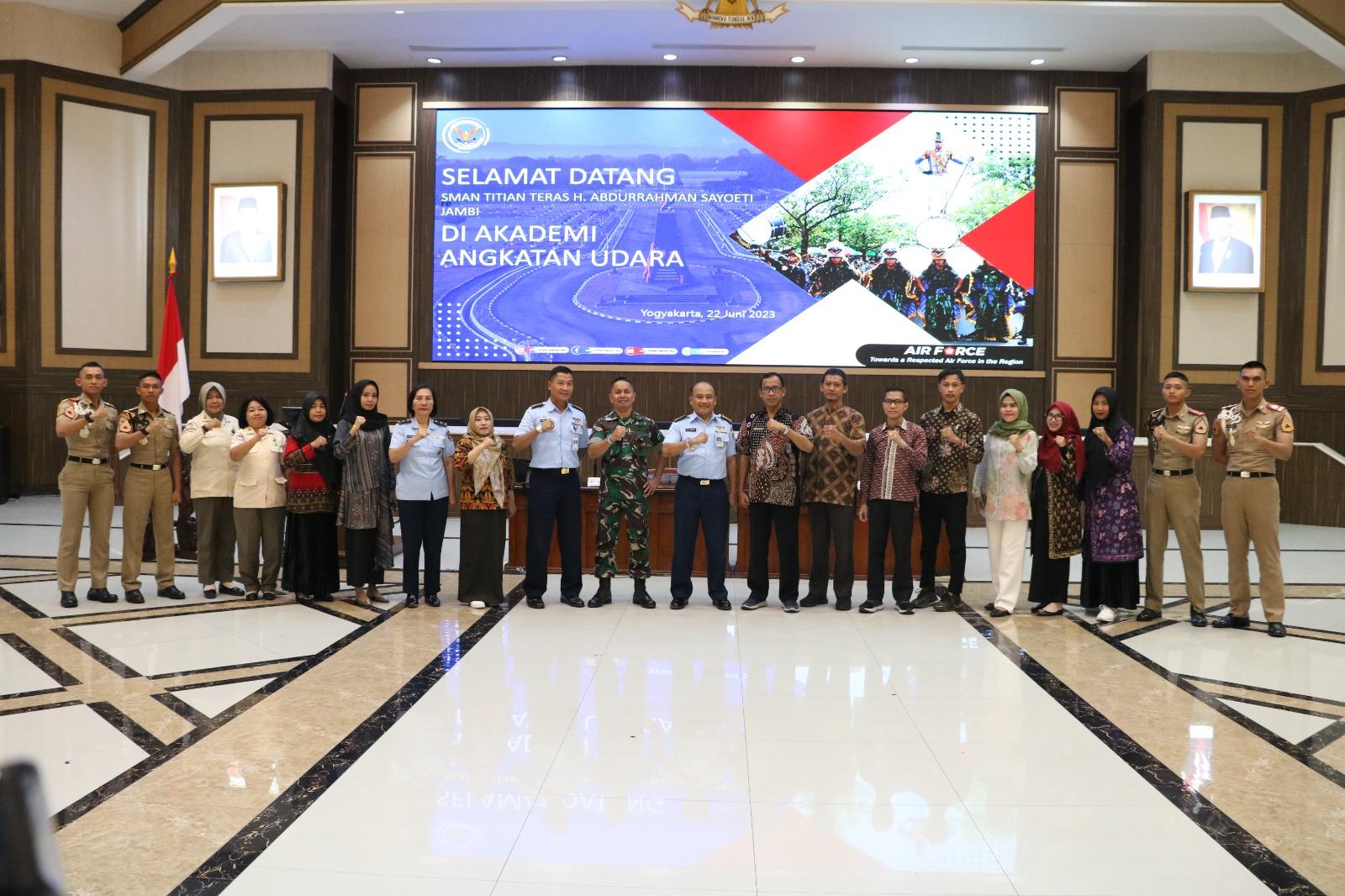 TARUNA AAU BERINTERAKSI DENGAN PARA PELAJAR SMA NEGERI TITIAN TERAS KAB. MUARO JAMBI