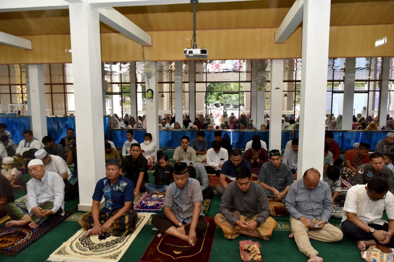 WARGA AAU LAKSANAKAN SHOLAT IDUL ADHA DAN PENYEMBELIHAN QURBAN