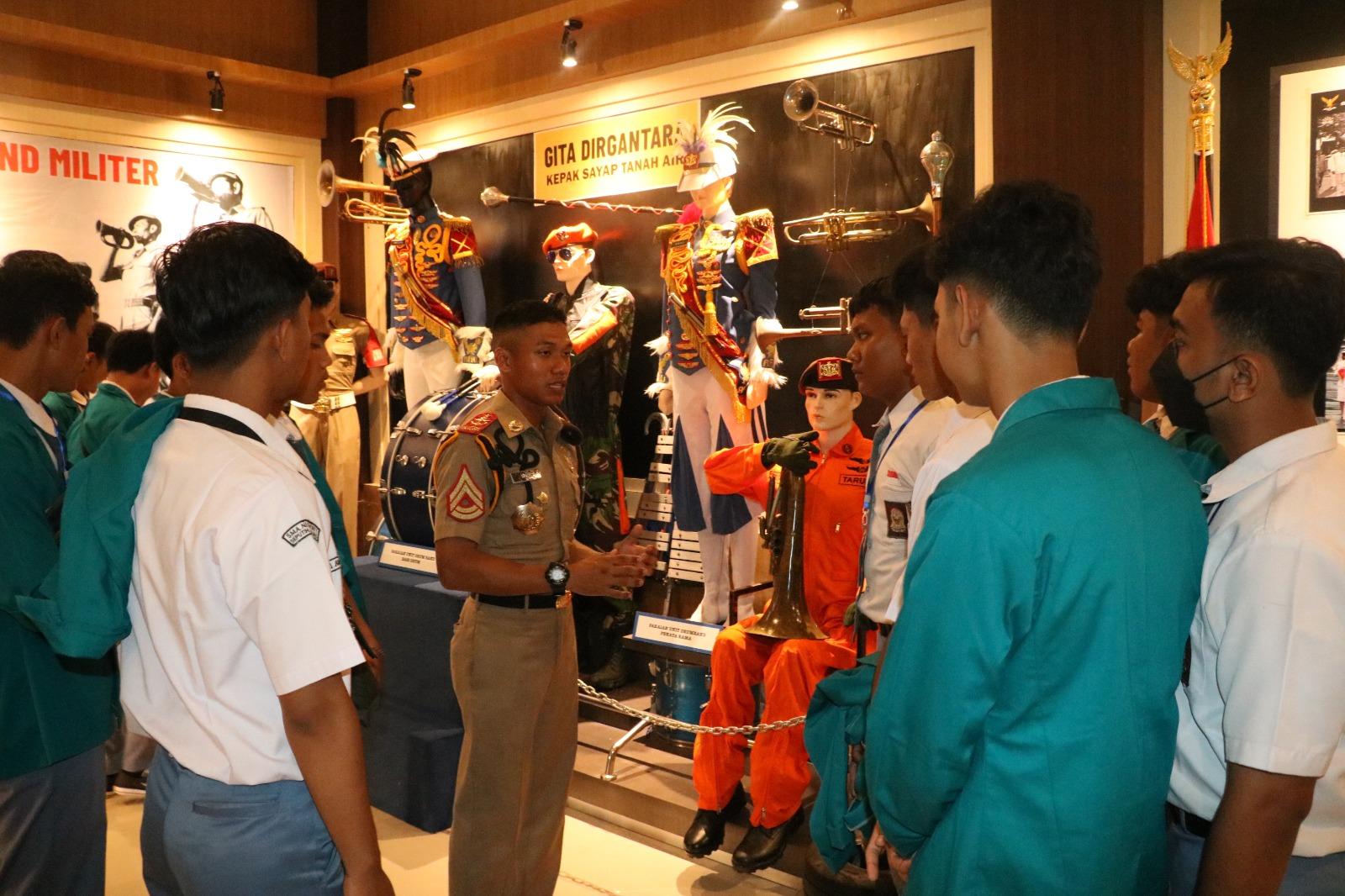 SISWA-SISWI SMA N 1 SEPUTIH AGUNG, LAMPUNG TENGAH BERKUNJUNG KE AAU