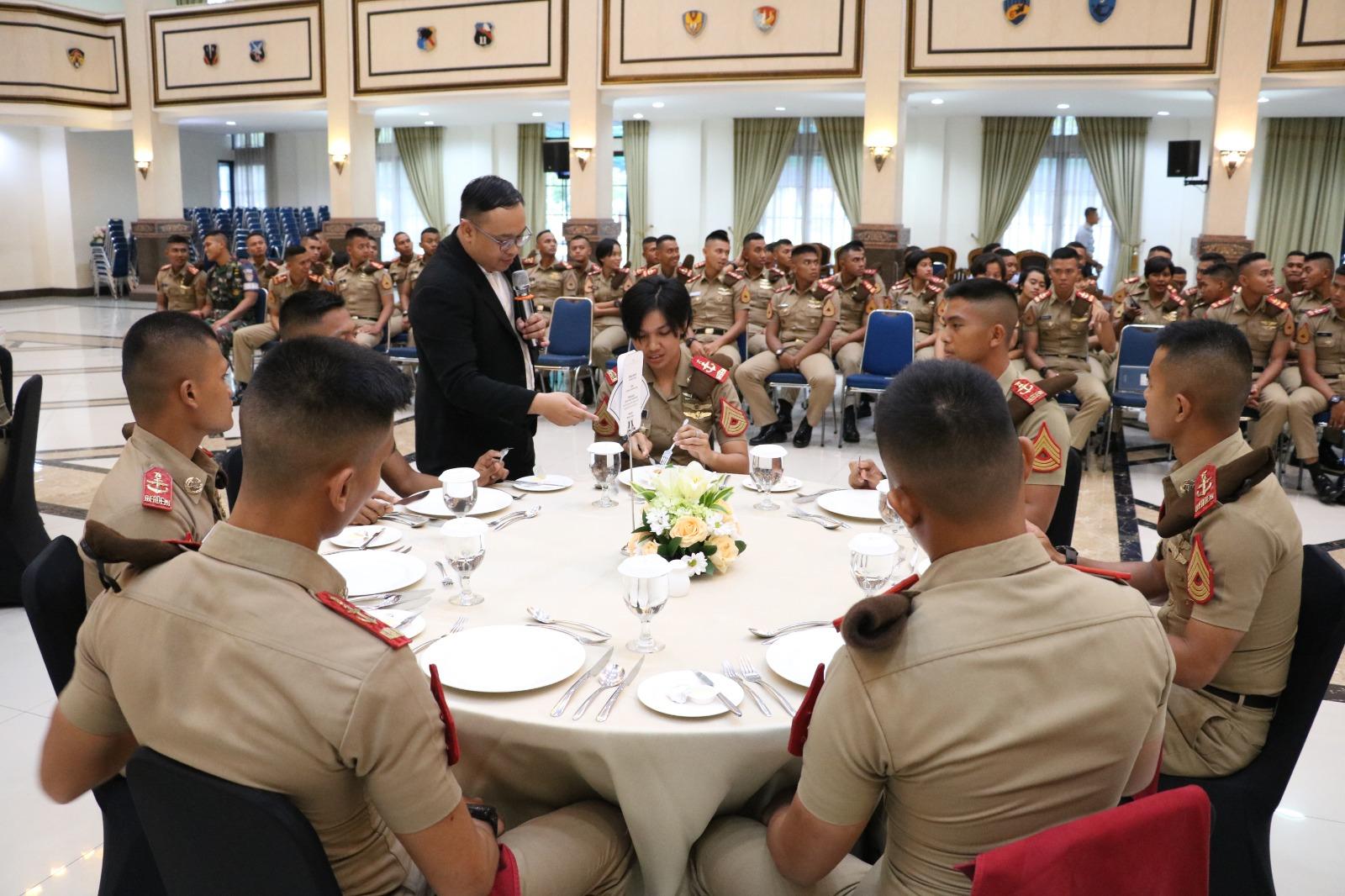 CAPAJA AAU MENERIMA PEMBEKALAN TABLE MANNER