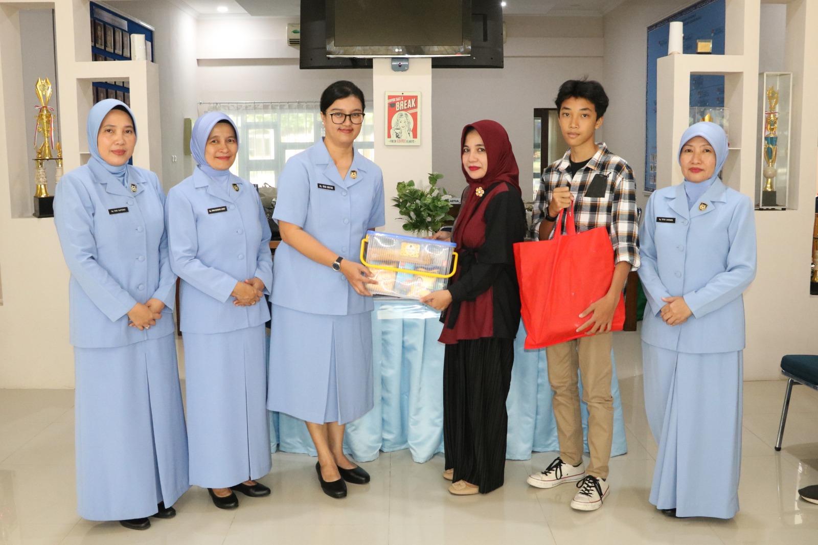 PIA ARDHYA GARINI CBS AAU BERBAGI KASIH