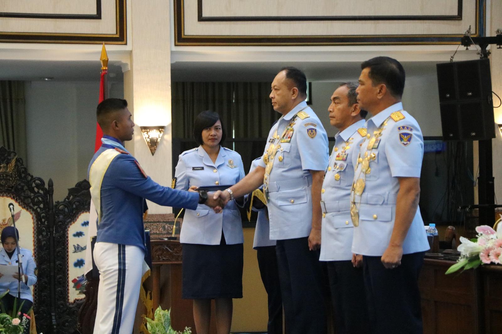 KASAU MENUTUP PENDIDIKAN DAN MEWISUDA 113 TARUNA