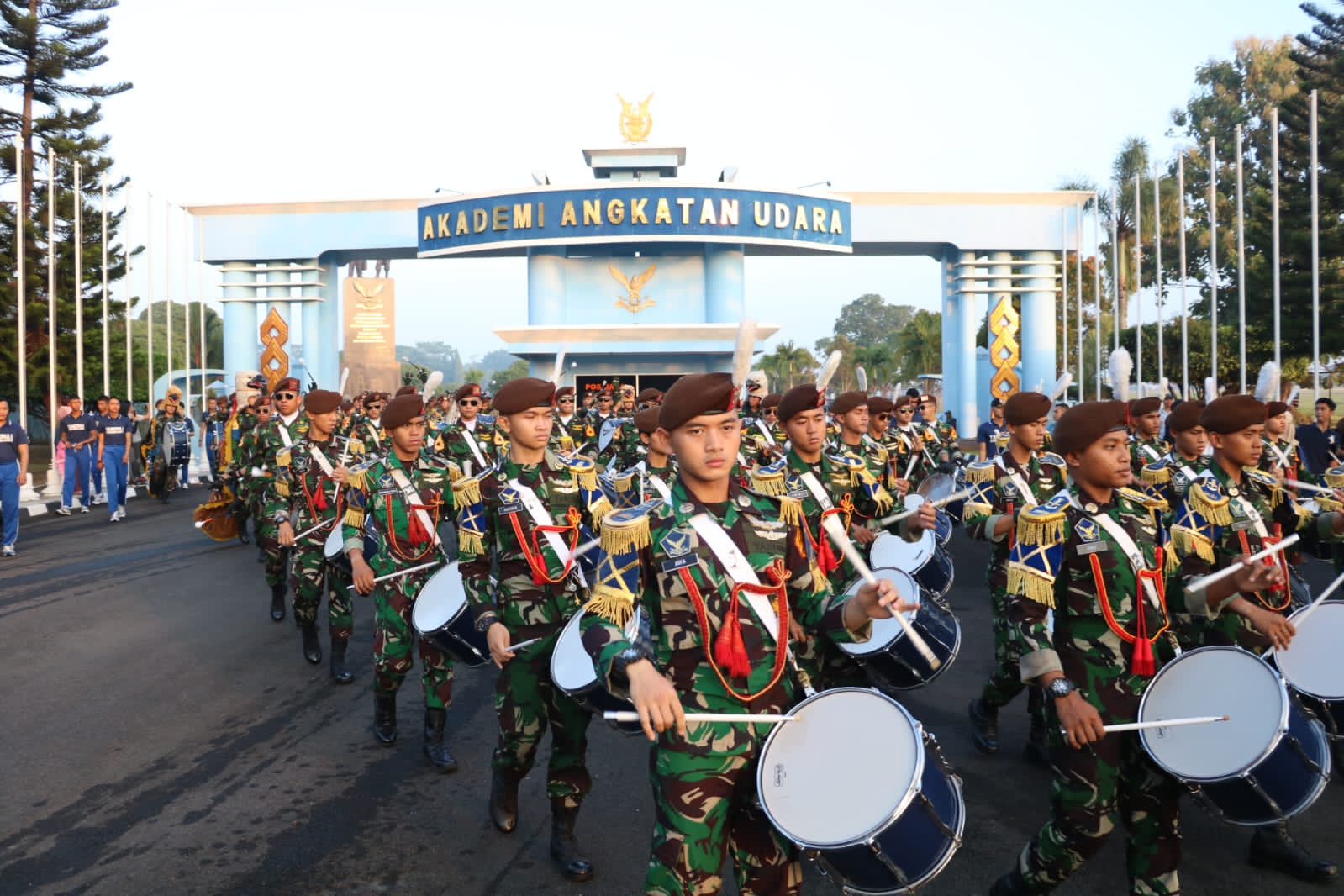 DISPLAY DRUMBAND GITA DIRGANTARA MERIAHKAN TOUR DE CAMPUS AAU