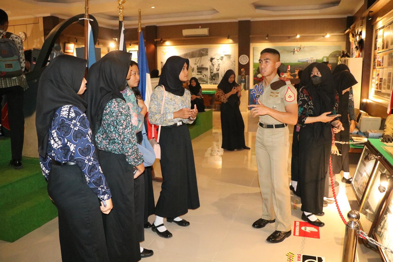SISWA-SISWI SMA N 1 WONOSARI BERKUNJUNG KE AAU