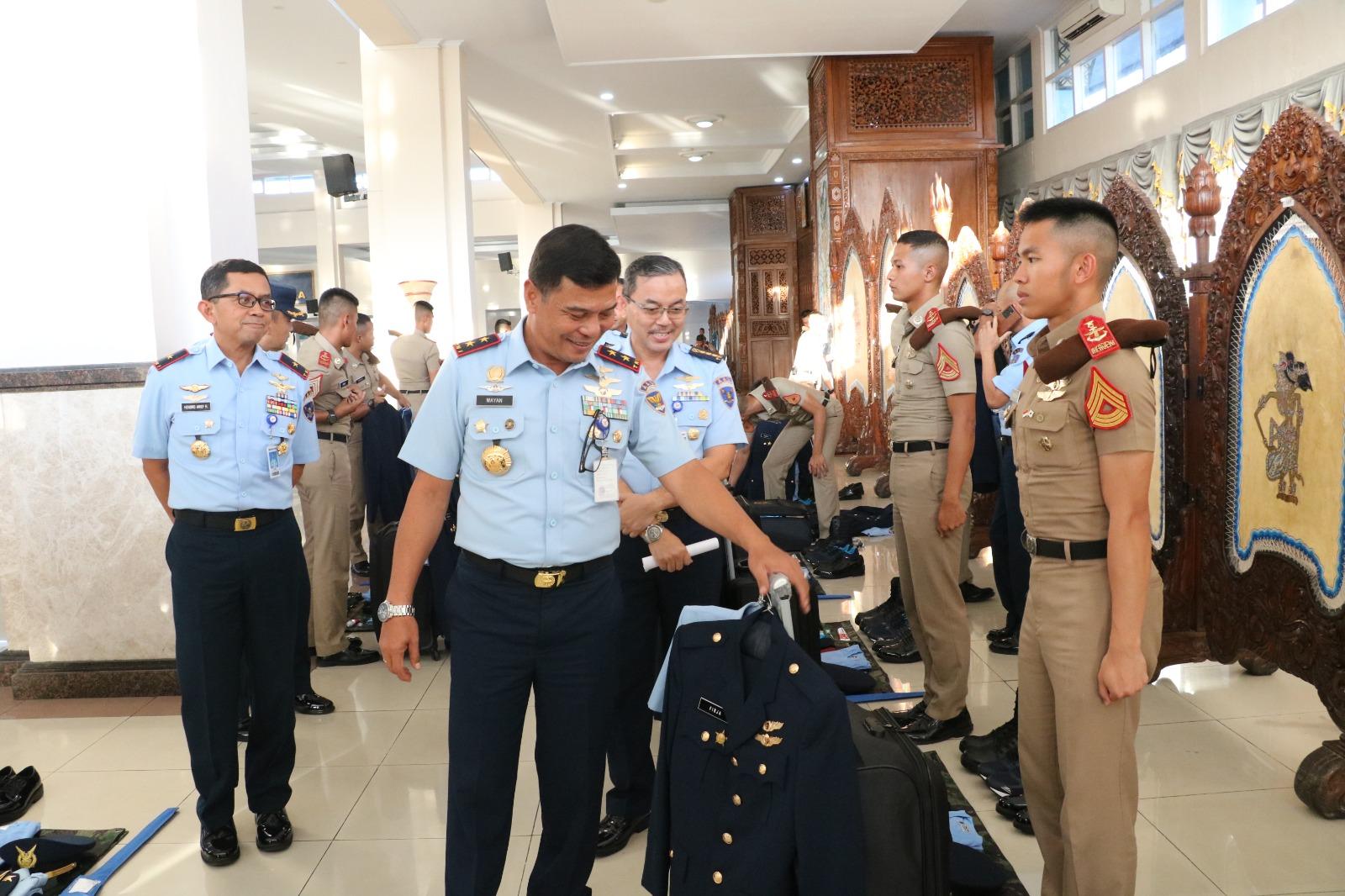 GUBERNUR AAU PERIKSA KELENGKAPAN CAPAJA SEBELUM PRASPA