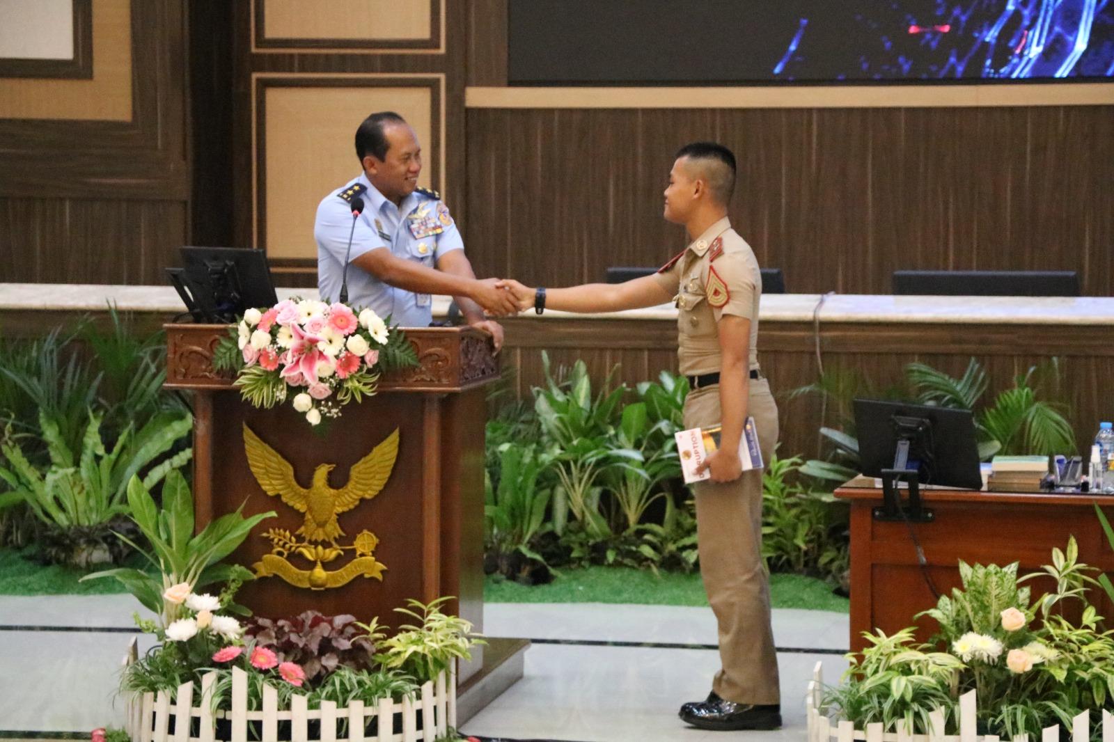 IRJENAU BERIKAN BEKAL KEPADA CAPAJA AAU