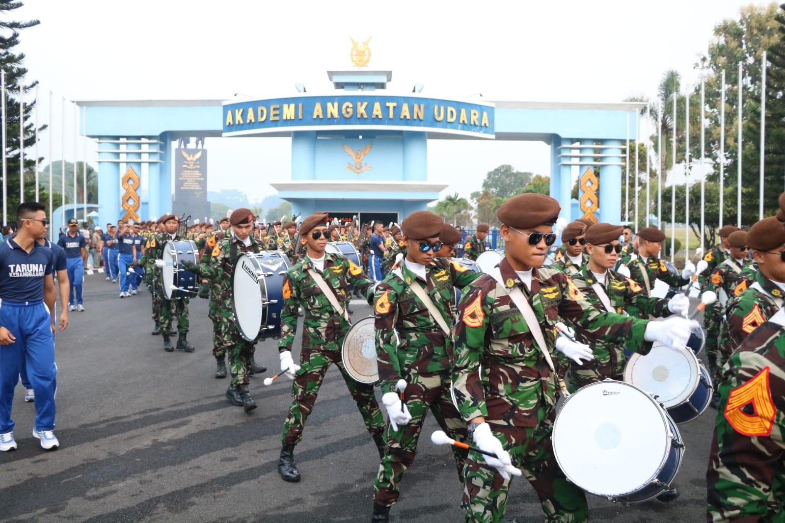 DISPLAY DRUMBAND GITA DIRGANTARA MERIAHKAN TOUR DE CAMPUS AAU