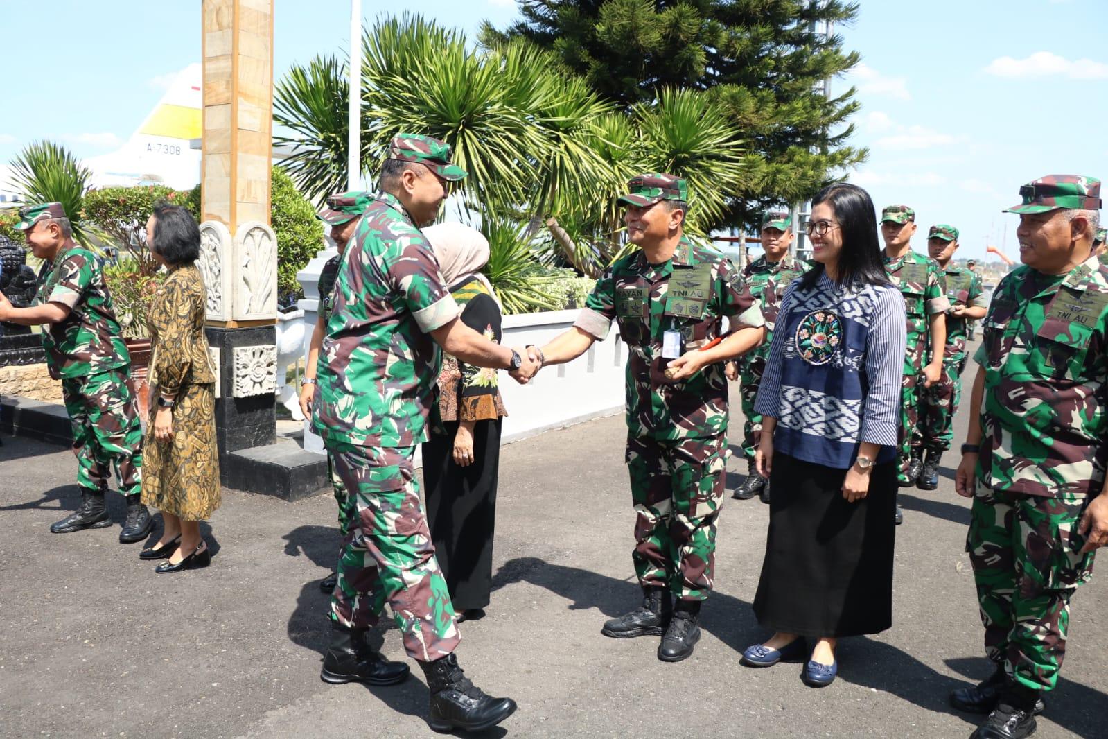 GUBERNUR AAU SAMBUT KEDATANGAN KASAU BESERTA ROMBONGAN