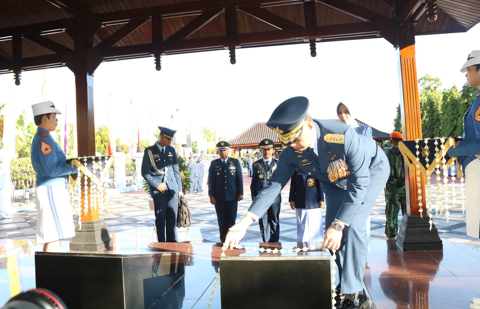 GUBERNUR AAU HADIRI ZIARAH HARI BAKTI TNI AU KE-76.