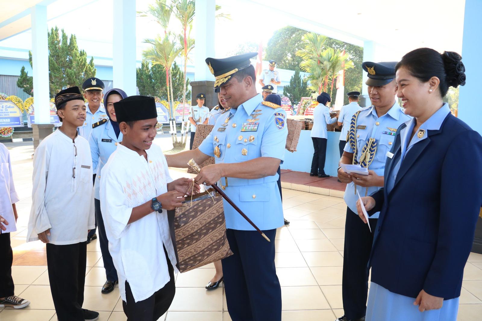 GUBERNUR AAU BERIKAN TALI ASIH KEPADA ANAK YATIM