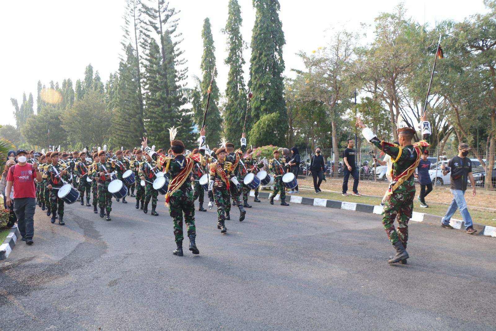 DISPLAY DRUMBAND GITA DIRGANTARA MERIAHKAN TOUR DE CAMPUS AAU