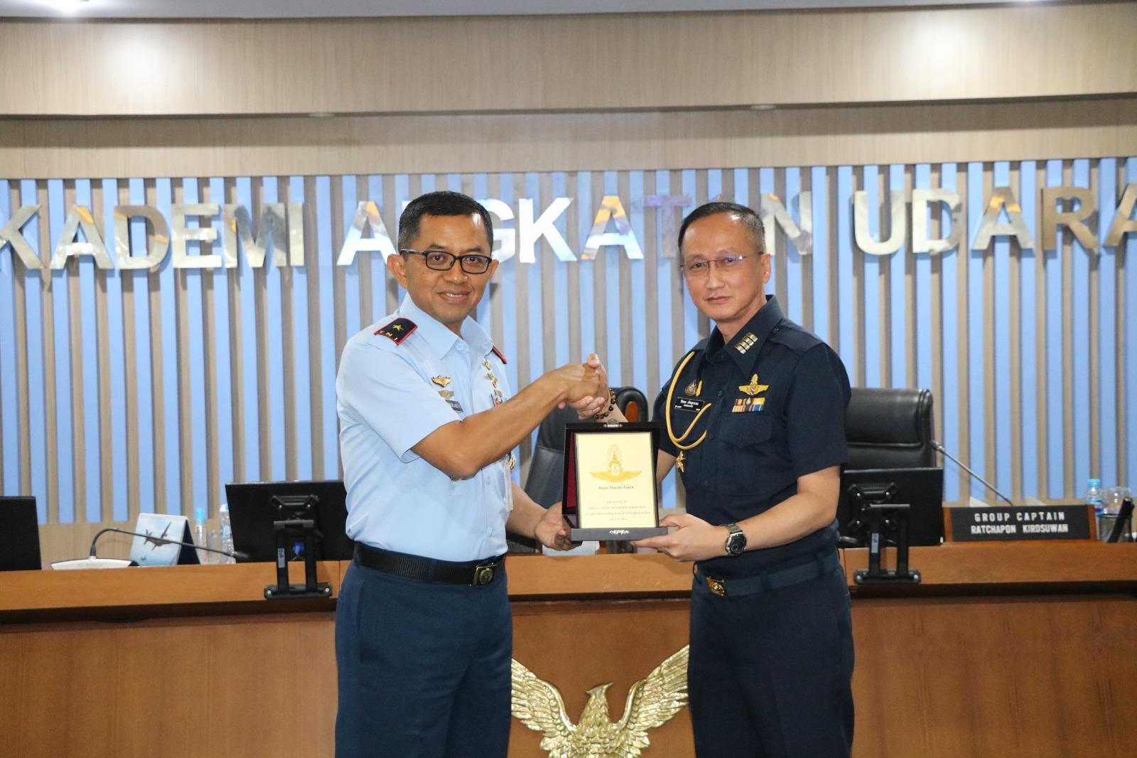 WAGUB AAU TERIMA KUNJUNGAN KEHORMATAN DELEGASI ROYAL THAI AIR FORCE