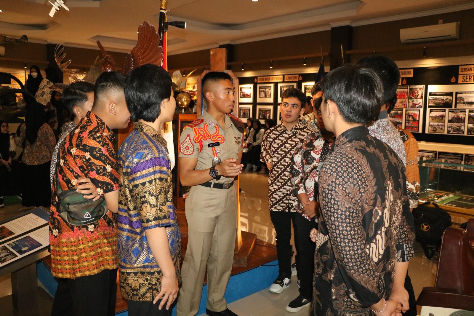 PARA SISWA MAN 10 JAKARTA BARAT MENGUNJUNGI MUSEUM KARBOL.