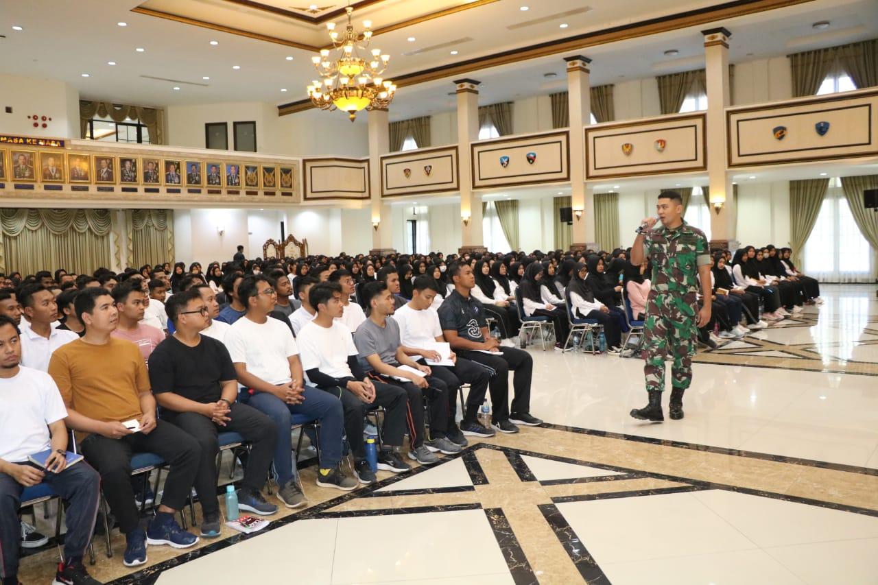 MAHASISWA PPG UNY PESERTA DIKLAT BELA NEGARA DI AAU MENDAPAT MATERI LITERASI DIGITAL