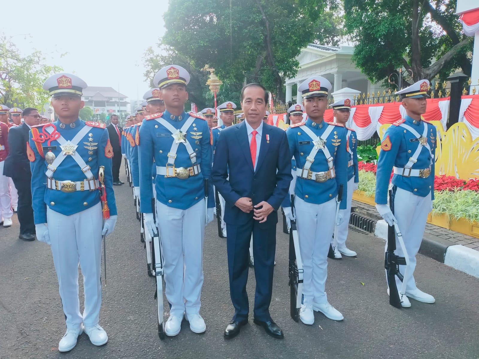 MOMENT KEBANGGAAN KARBOL AAU FOTO BERSAMA PRESIDEN RI