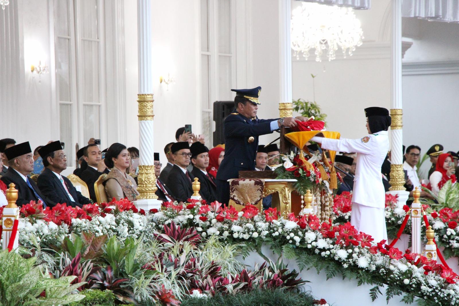 GUBERNUR AAU PIMPIN UPACARA PENURUNAN BENDERA