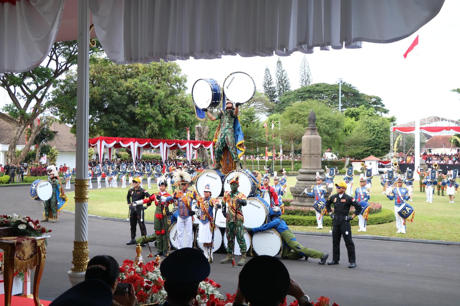 DRUMBAND KARBOL AAU MERIAHKAN UPACARA PENURUNAN BENDERA