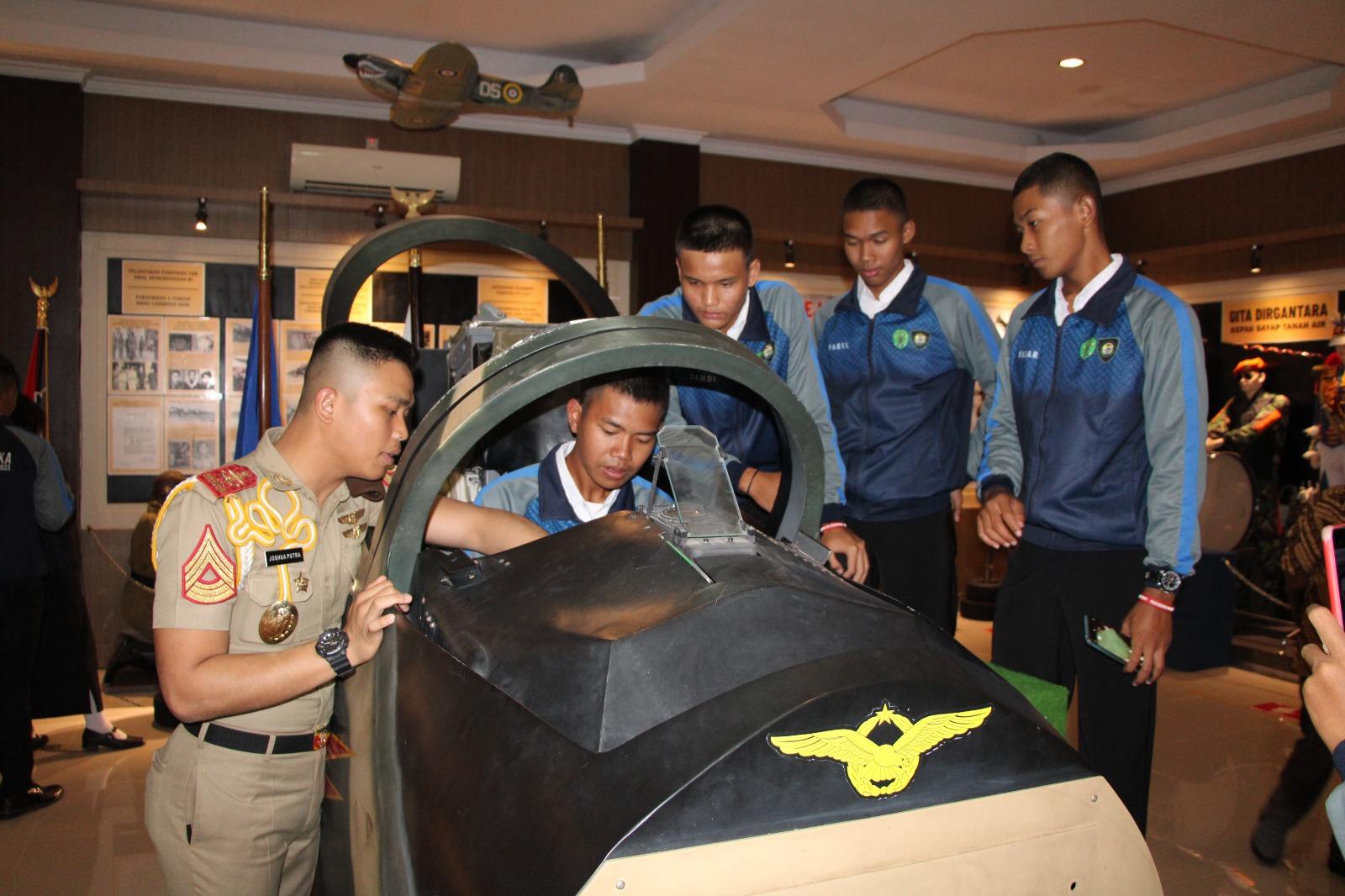 PELAJAR PURNA PASKIBRA KALTIM MENGUNJUNGI MUSEUM KARBOL.