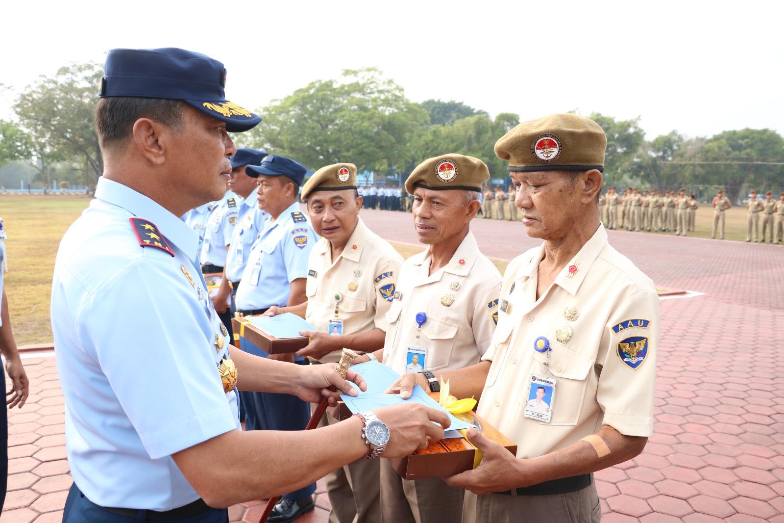 GUBERNUR AAU LEPAS PERSONEL YANG MEMASUKI MASA PURNA TUGAS