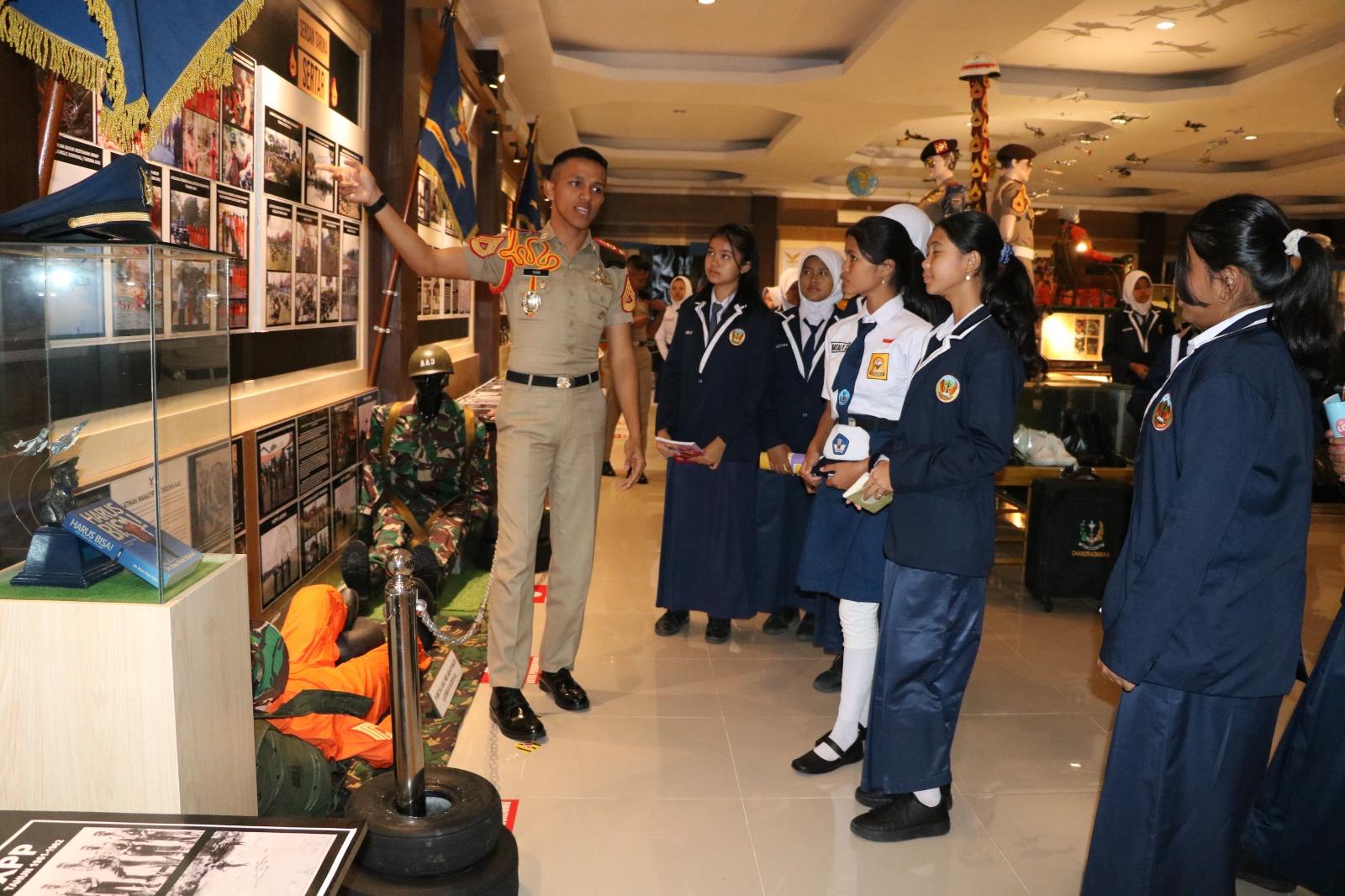 SISWA SMP N 1 BOJA MENGUNJUNGI MUSEUM KARBOL.