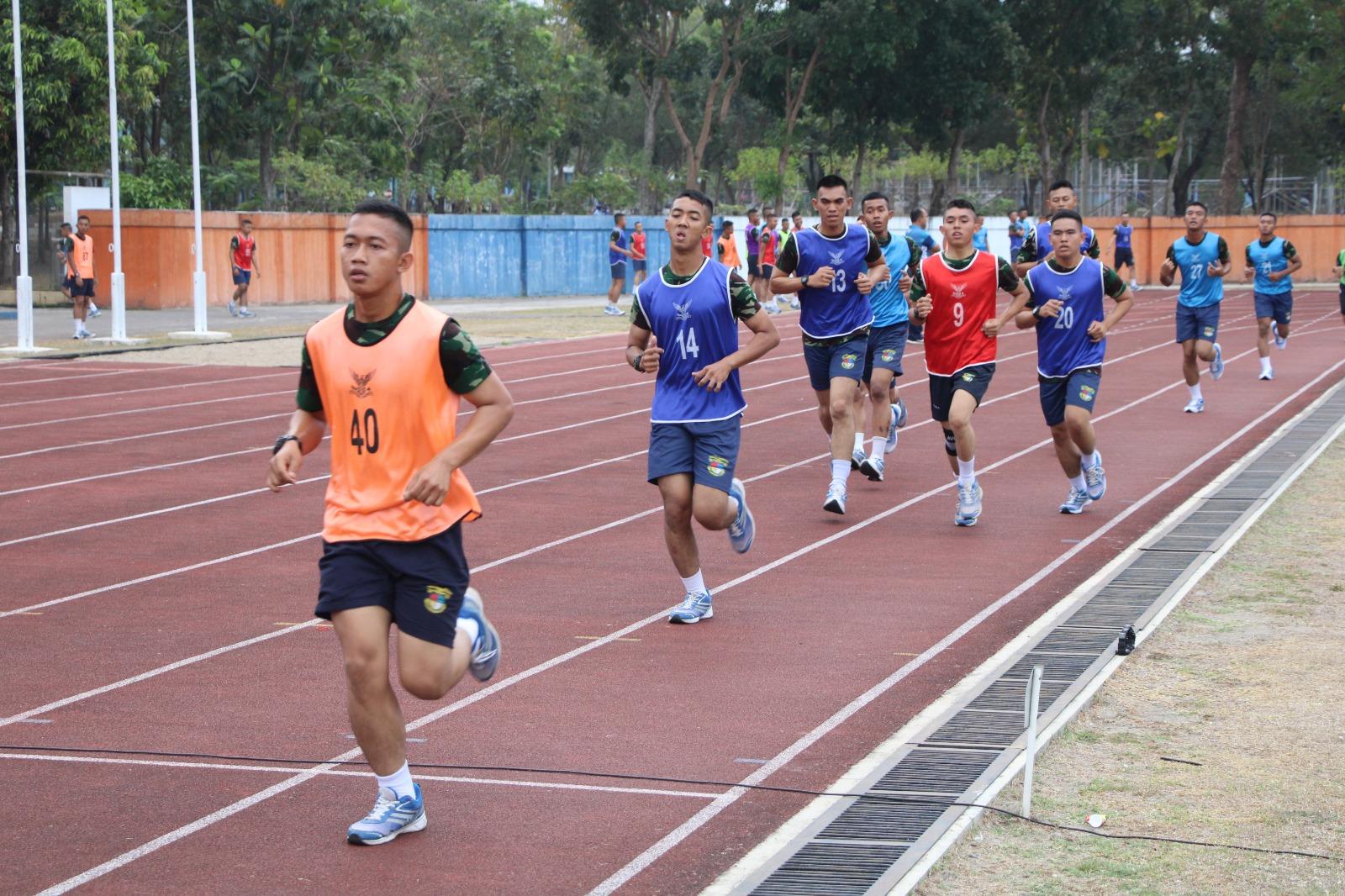 TARUNA TINGKAT III AAU LAKSANAKAN TES KESEGARAN JASMANI