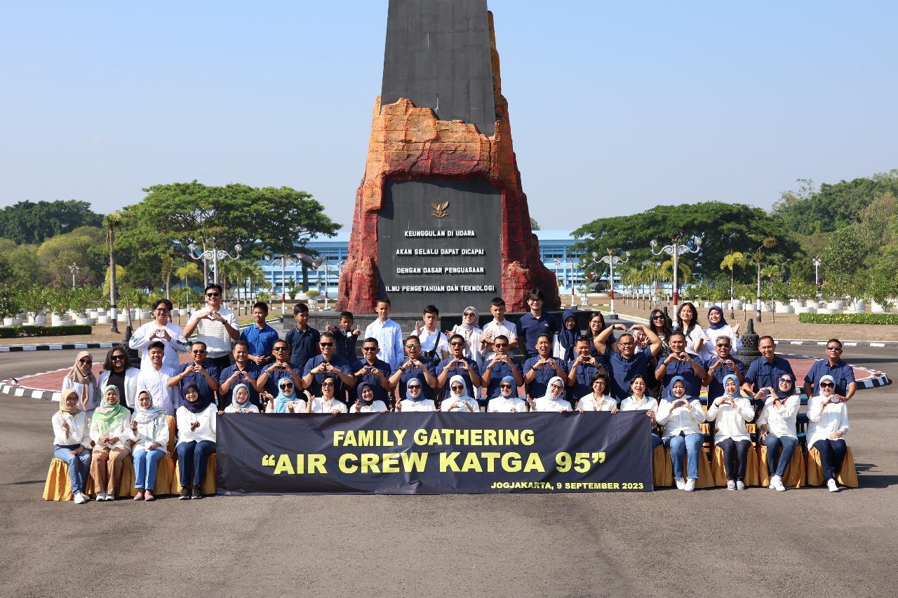 FAMILY GATHERING AIR CREW KATGA 95 DI AAU