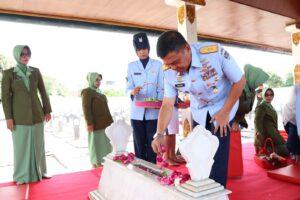 SAMBUT HUT KE-78 TNI, GUBERNUR AAU PIMPIN ZIARAH DI TMP KUSUMANEGARA