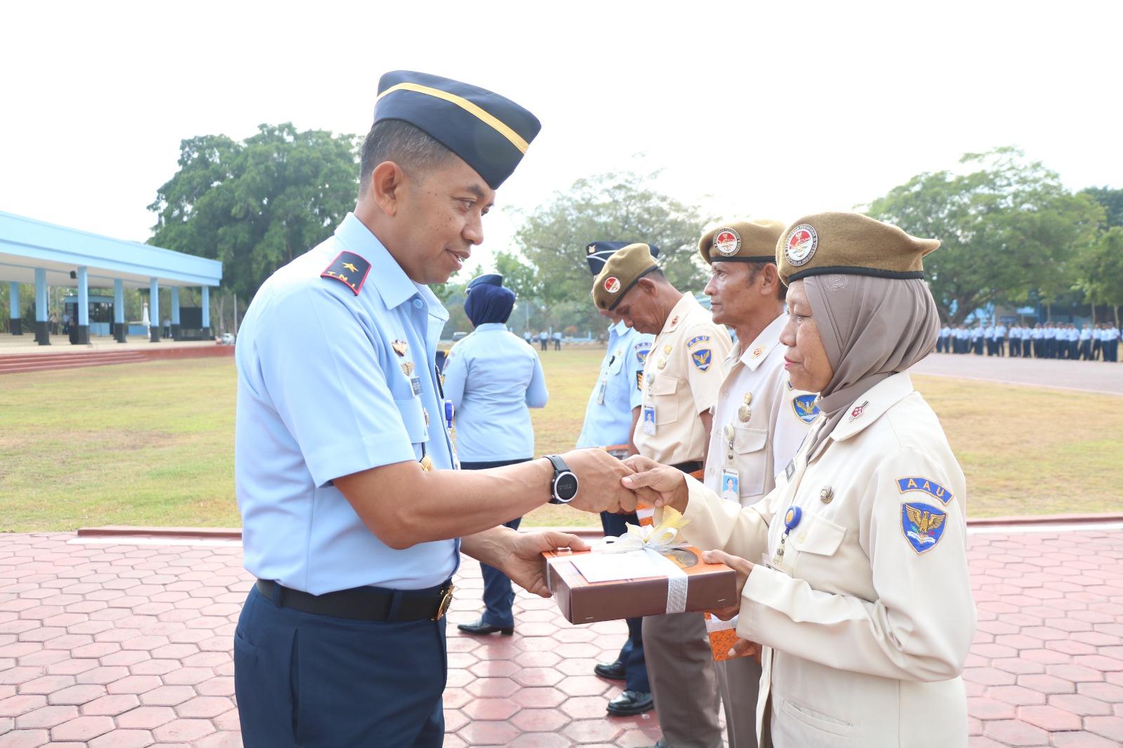 WAGUB AAU LEPAS PERSONEL YANG MEMASUKI MASA PURNA TUGAS