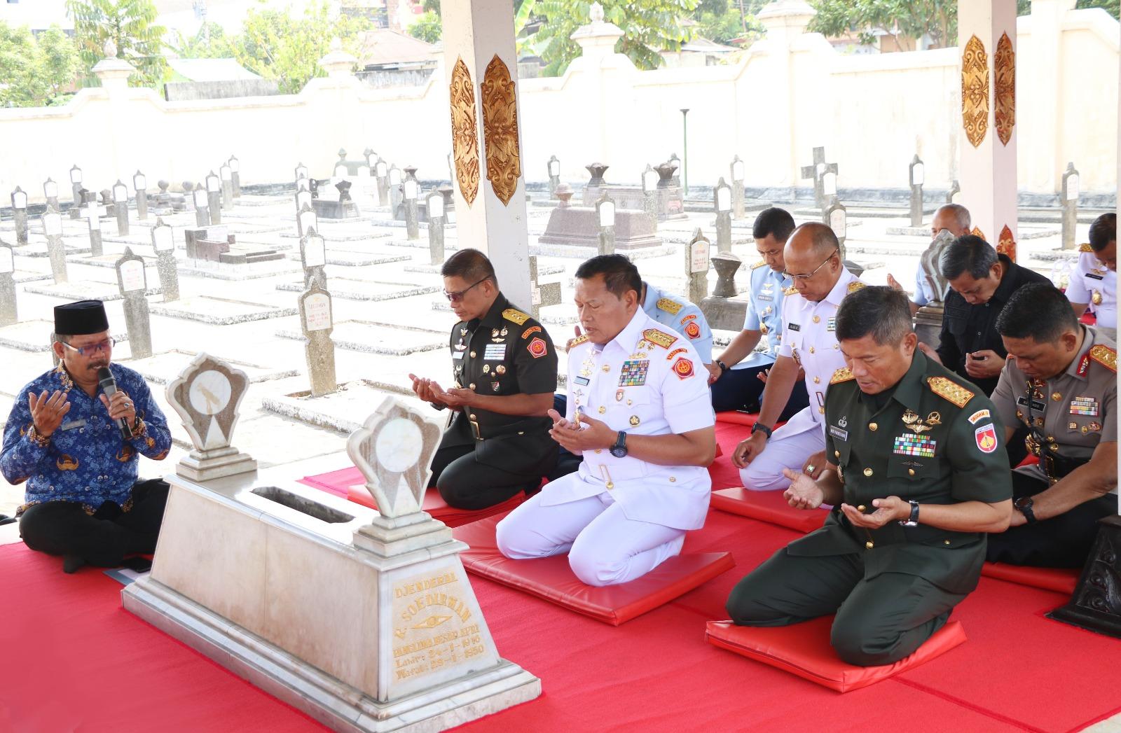 WAGUB AAU IKUT SERTA ZIARAH PANGLIMA TNI DI TMP KUSUMANEGARA YOGYAKARTA