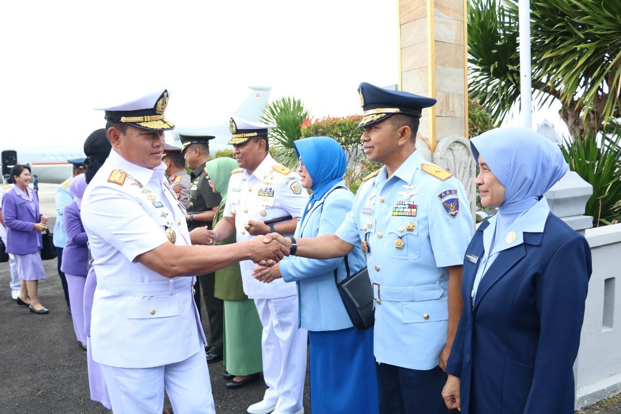 WAKIL GUBERNUR AAU BESERTA PEJABAT TNI SE-DIY MENYAMBUT PANGLIMA TNI