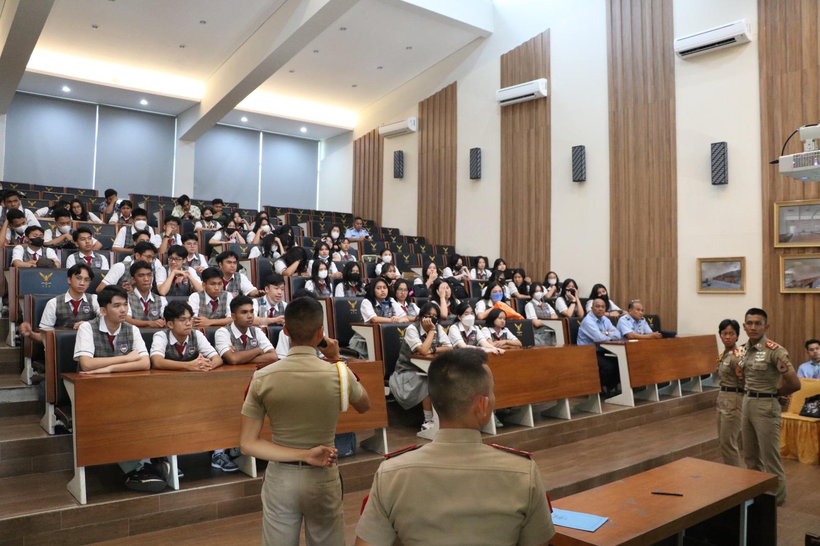 SISWA SMA BPK PENABUR BOGOR BERKUNJUNG KE AAU