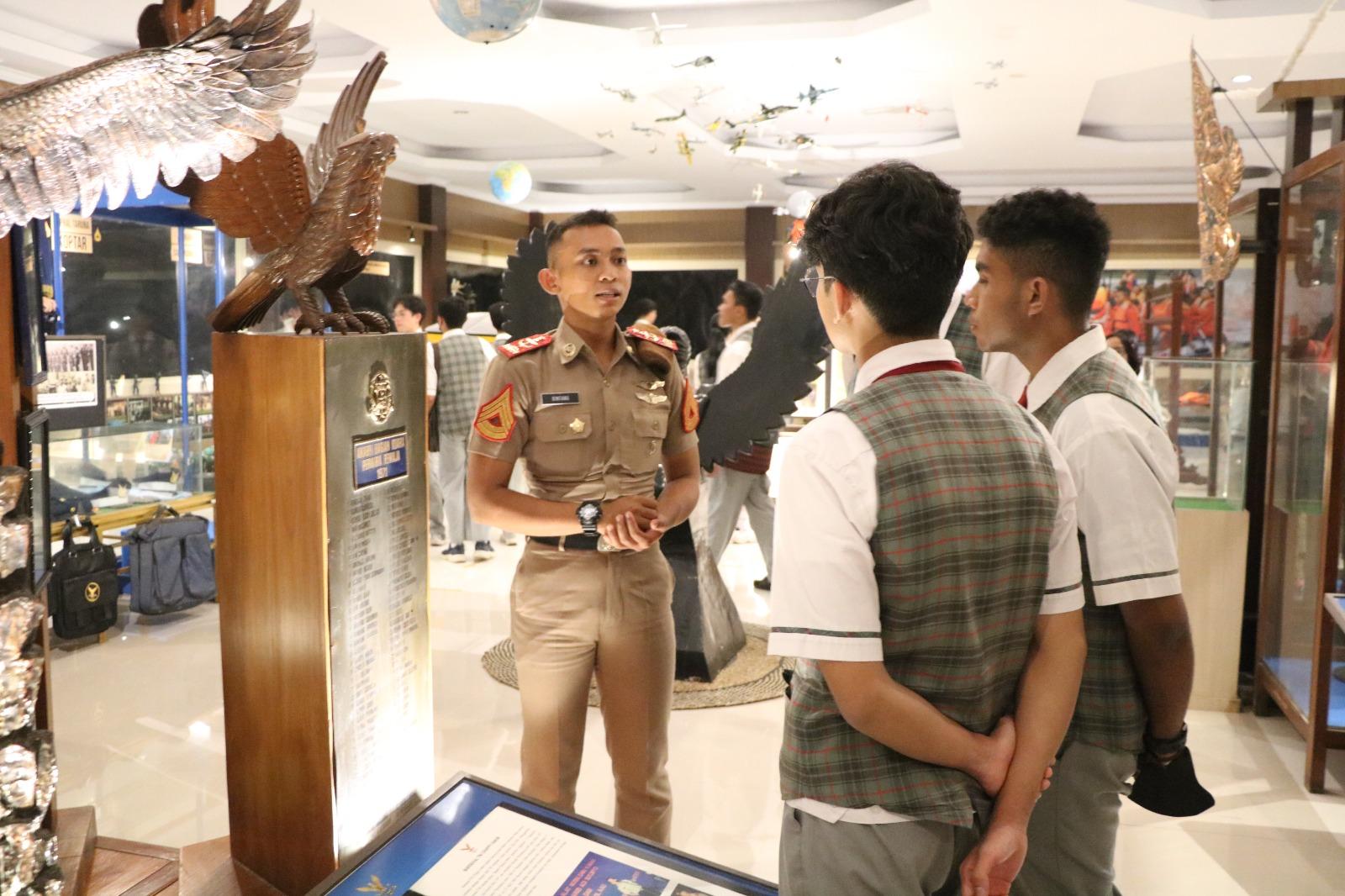 SMA BPK PENABUR BOGOR BERKUNJUNG KE MUSEUM KARBOL