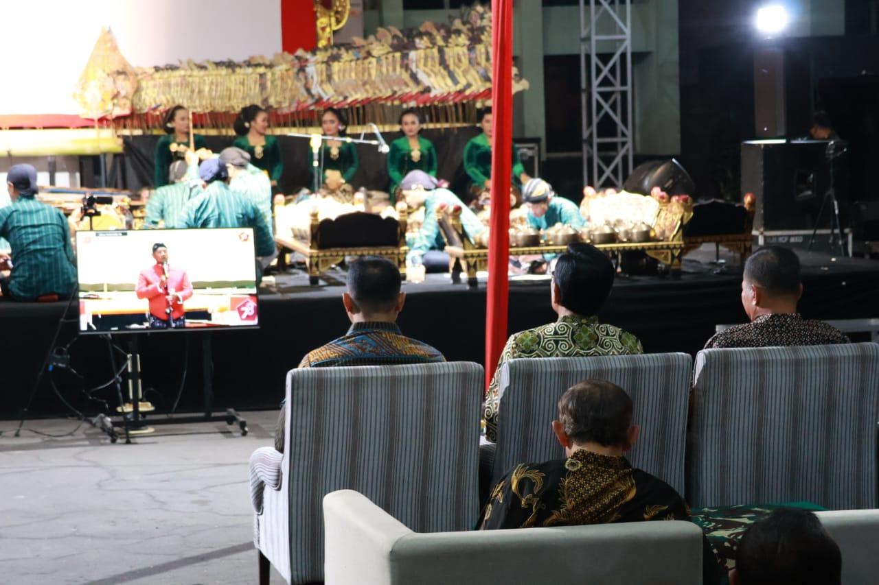 GUBERNUR AAU HADIRI PAGELARAN WAYANG KULIT MENYAMBUT HUT TNI