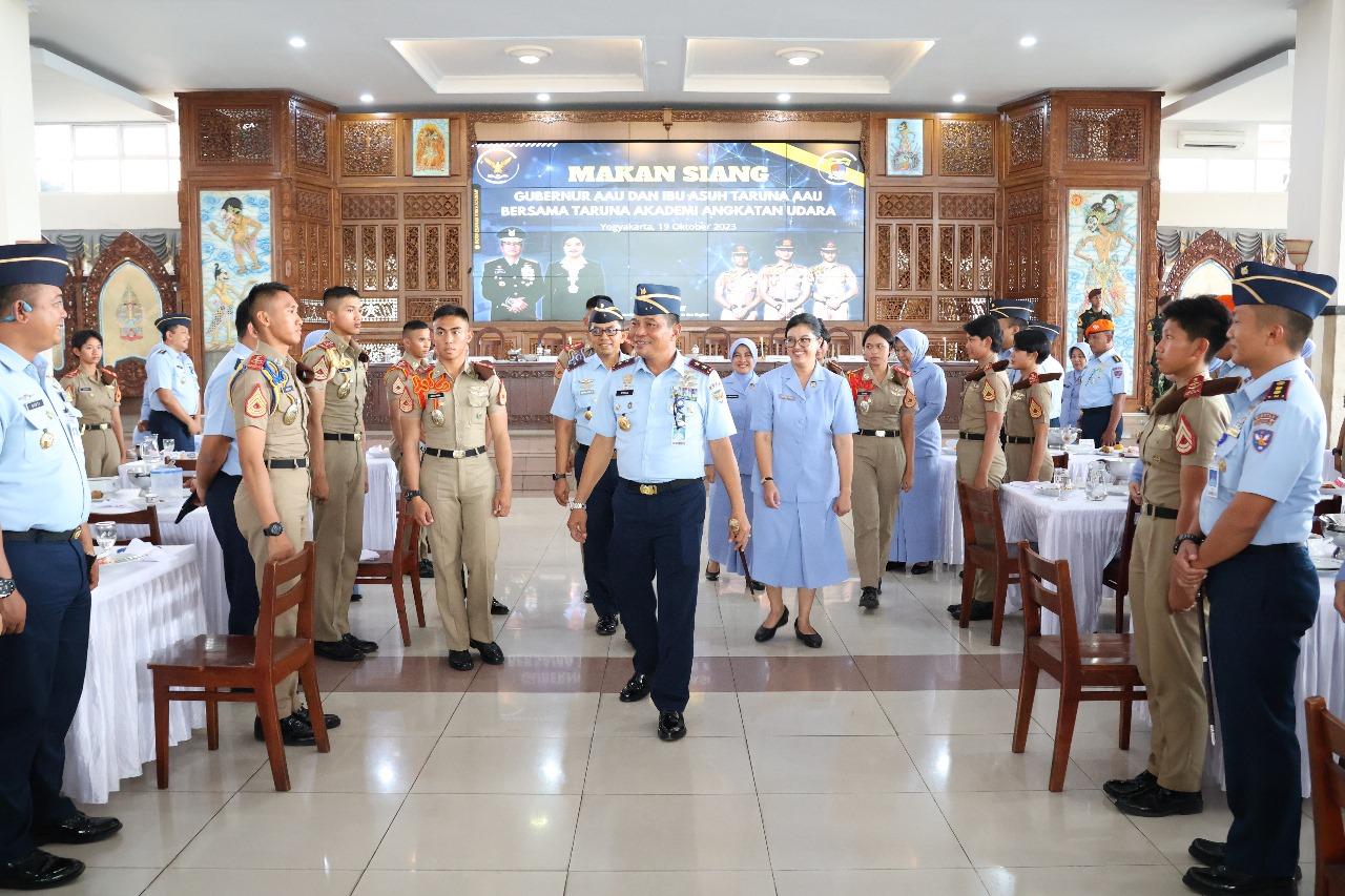 MENJELANG AKHIR TUGASNYA, GUBERNUR AAU BERAMAH-TAMAH BERSAMA TARUNA 