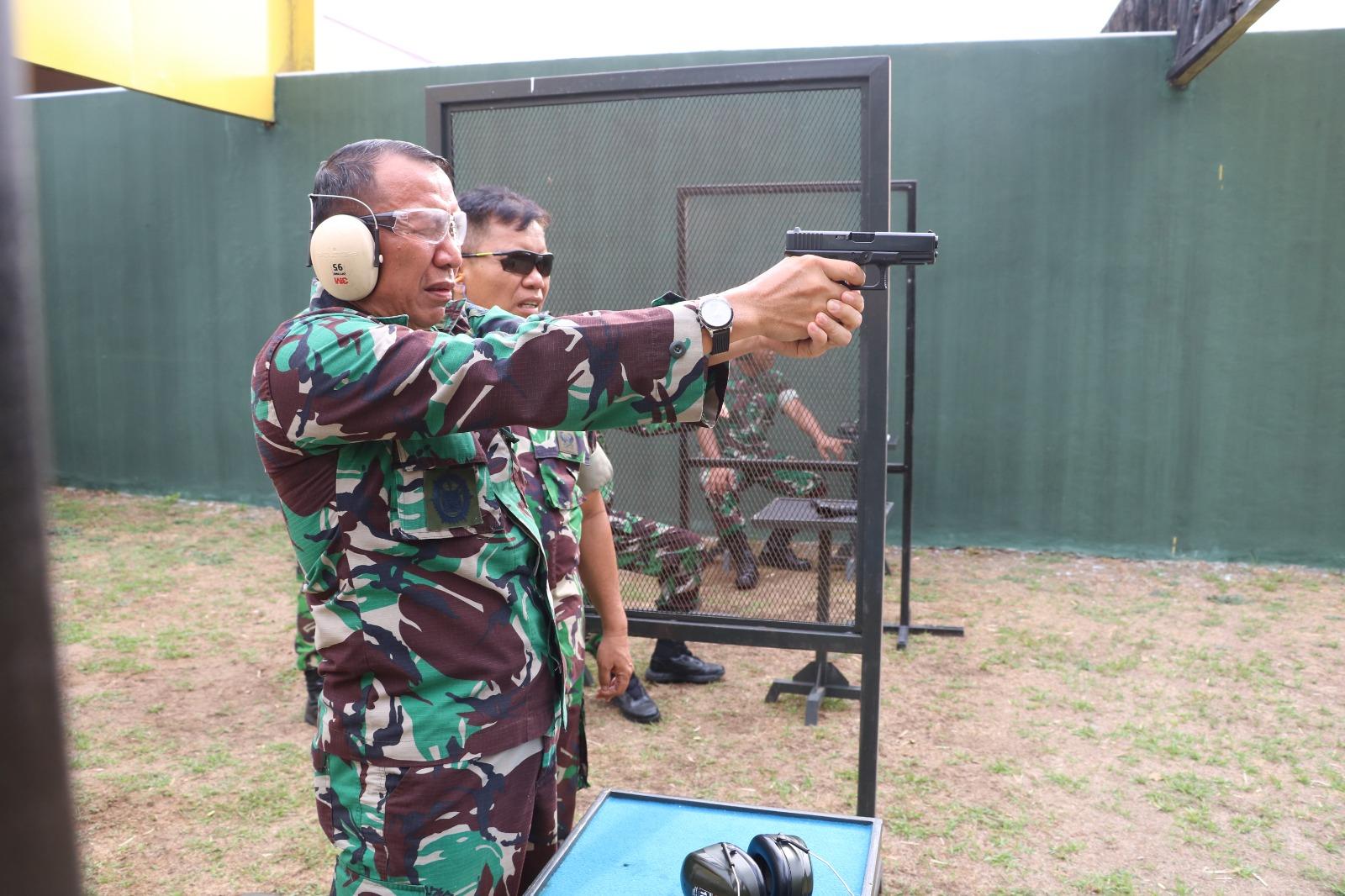 LATIHAN MENEMBAK MENGASAH KEMAMPUAN DAN NALURI TEMPUR