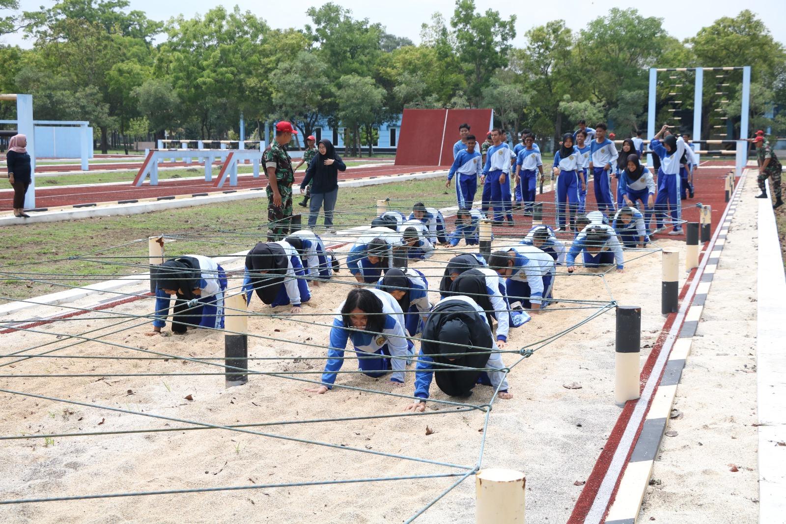 TRI DHARMA PERGURUAN TINGGI : AAU FASILITASI SMPN 4 BABARSARI UNTUK LAKSANAKAN PEKAN DISIPLIN