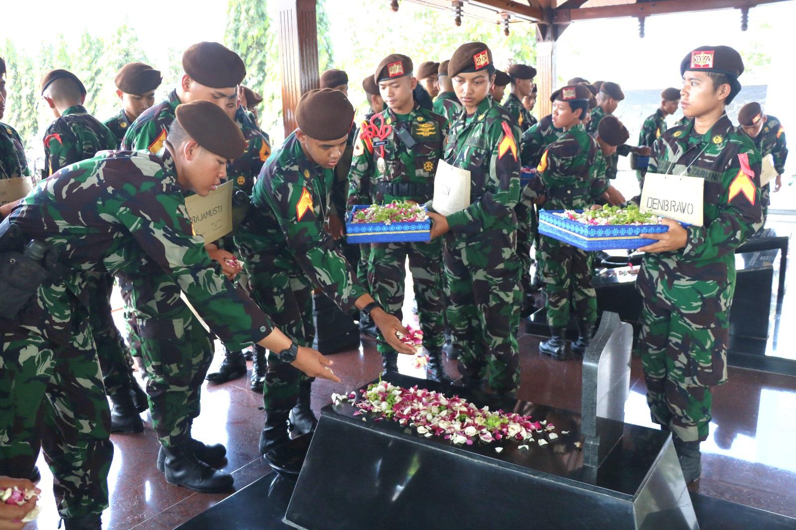 PRATAR TARUNA AAU ZIARAH KE MONUMEN PERJUANGAN TNI AU