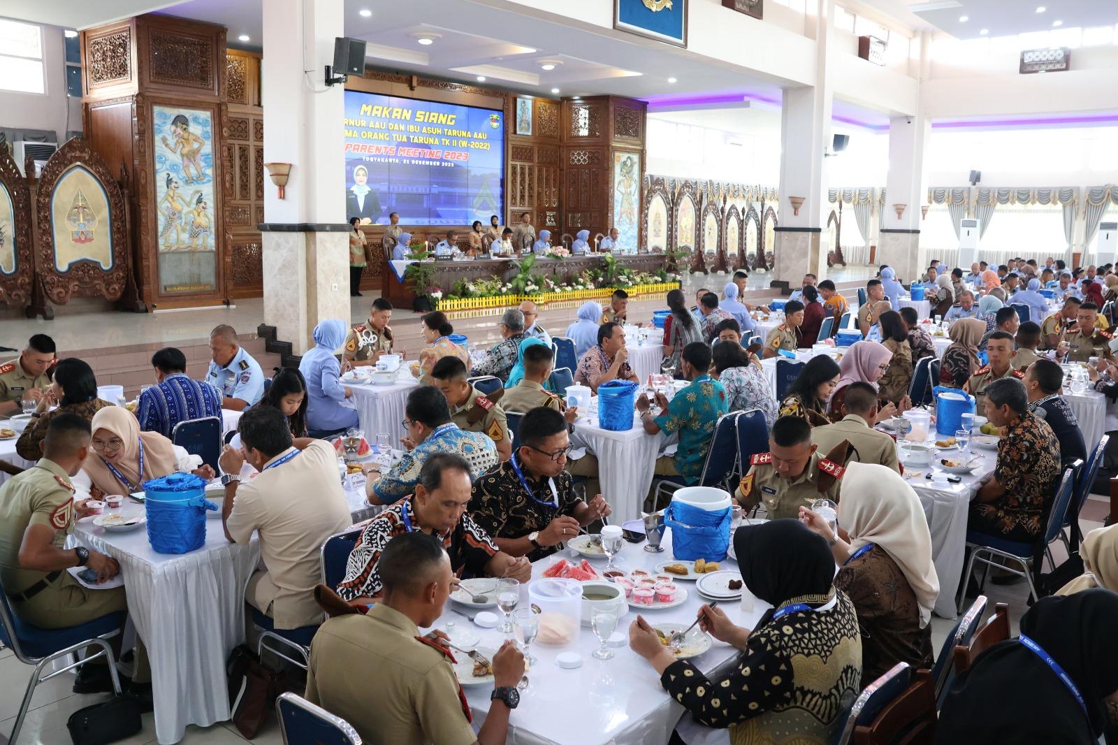 SERSAN TARUNA NIKMATI JAMUAN MAKAN SIANG BERSAMA ORANG TUA