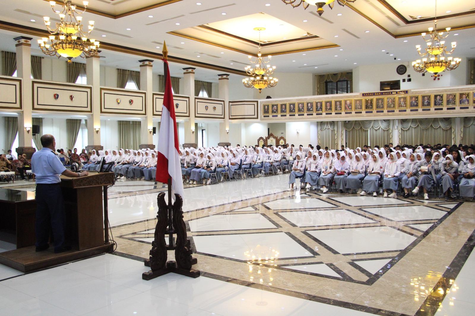 RATUSAN SISWA SMA ASAL TIGA SEKOLAH KUNJUNGI AAU