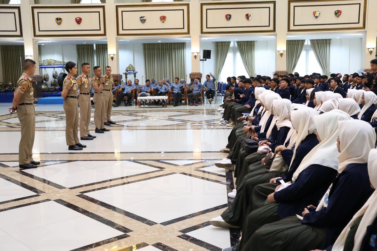 TRI DHARMA PERGURUAN TINGGI: AAU TERIMA KUNJUNGAN SMA BALUNG JEMBER