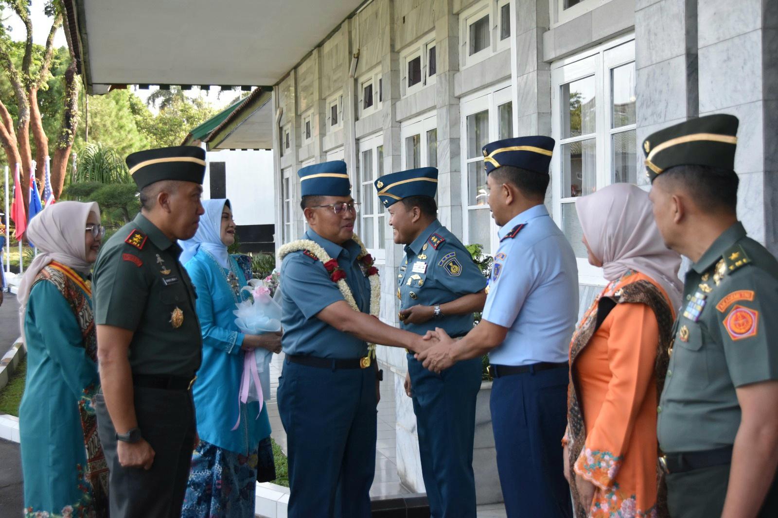 WAGUB AAU HADIRI PENGUKUHAN IBU ASUH TARUNA/TARUNI TK. I AKADEMI TNI