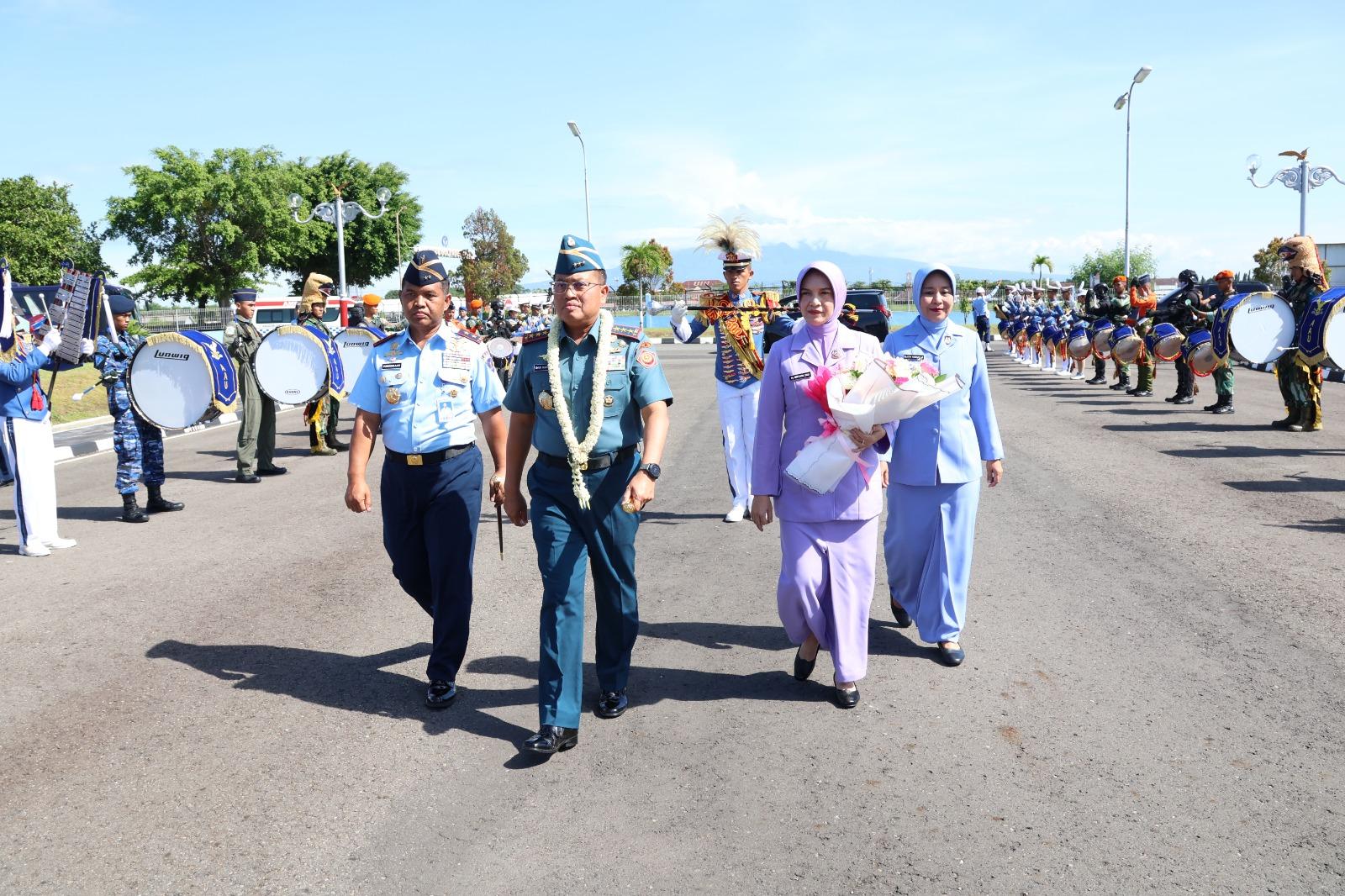 JAJAR KEHORMATAN SAMBUT KEDATANGAN DANJEN AKADEMI TNI