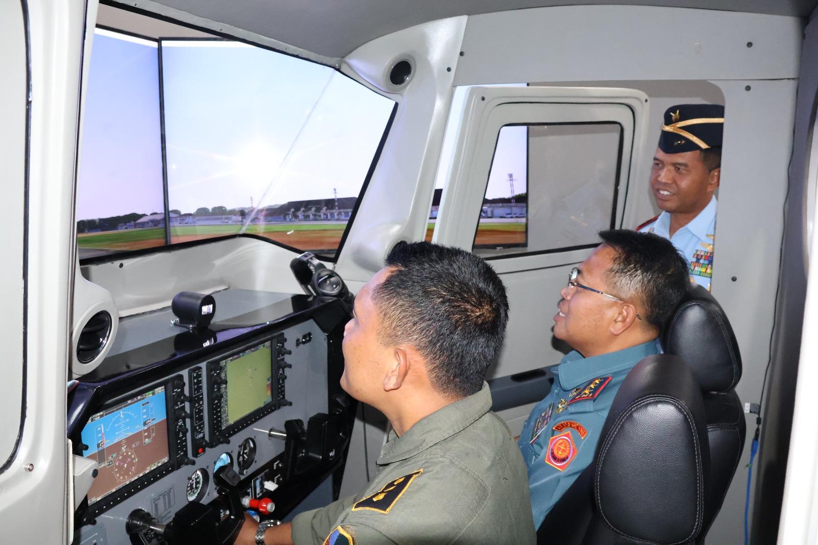 PASTIKAN SARANA PENDIDIKAN NOMOR SATU : GUBERNUR AAU DAMPINGI DANJEN AKADEMI TNI CEK LABORATORIUM DAN ALINS ALONGINS DI AAU